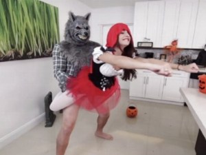 Cô bé quàng khăn đỏ phiên bản mất tuổi thơ